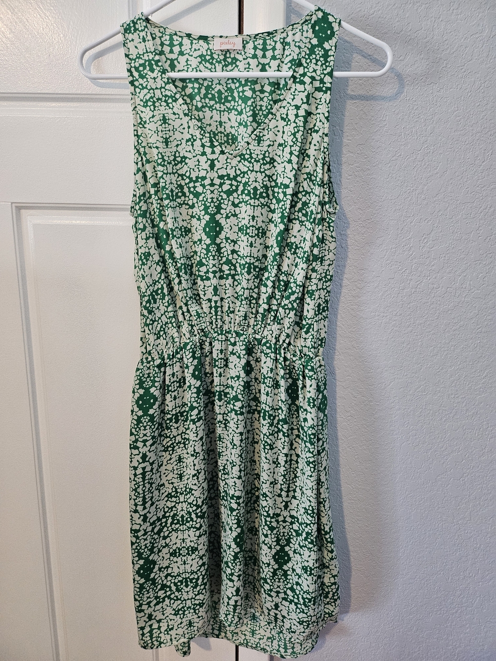 Green and White Sleeveless Midi Dress with Gathered Waist